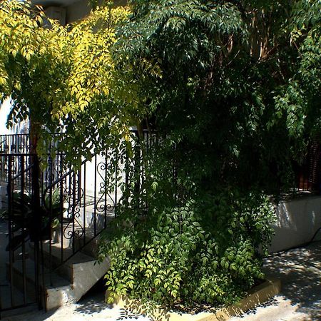 House Inside Garden Apartment Волос Екстериор снимка