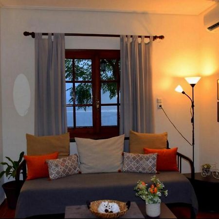 House Inside Garden Apartment Волос Екстериор снимка