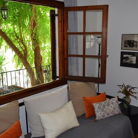 House Inside Garden Apartment Волос Екстериор снимка