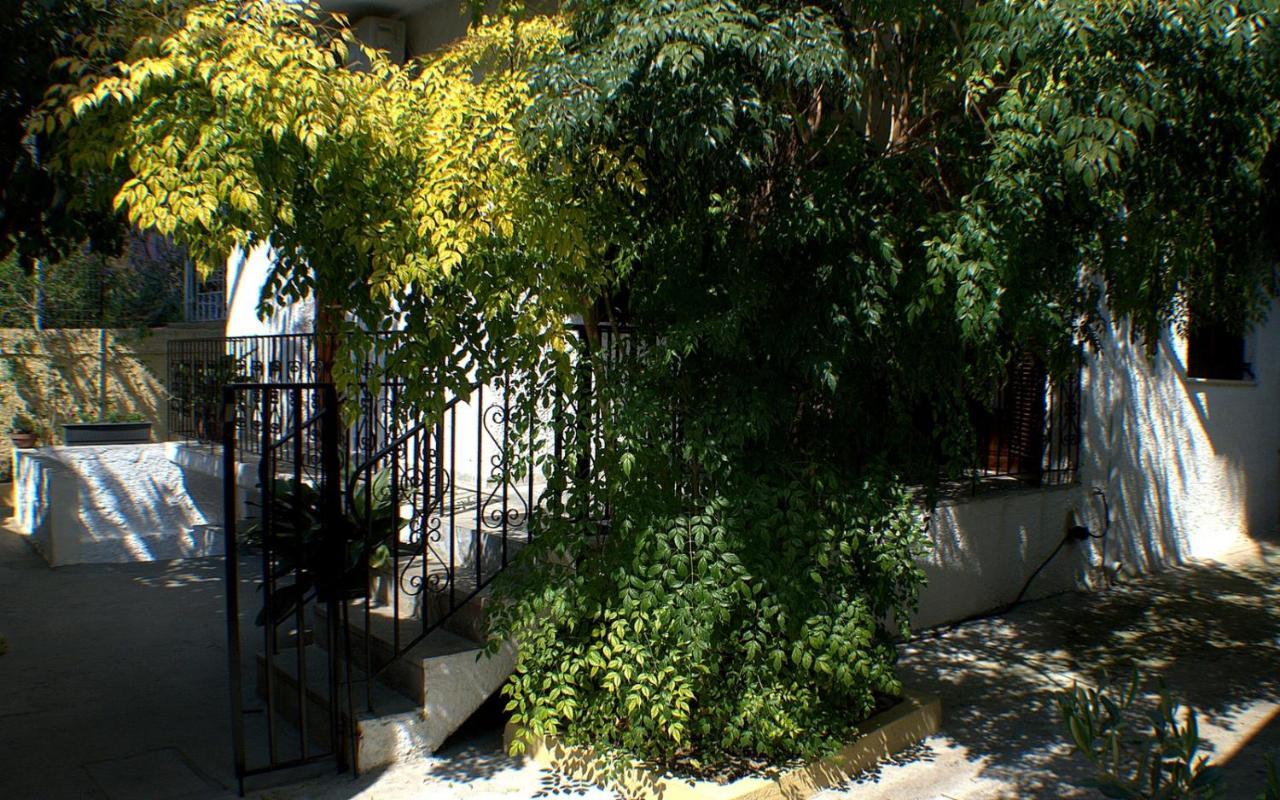 House Inside Garden Apartment Волос Екстериор снимка