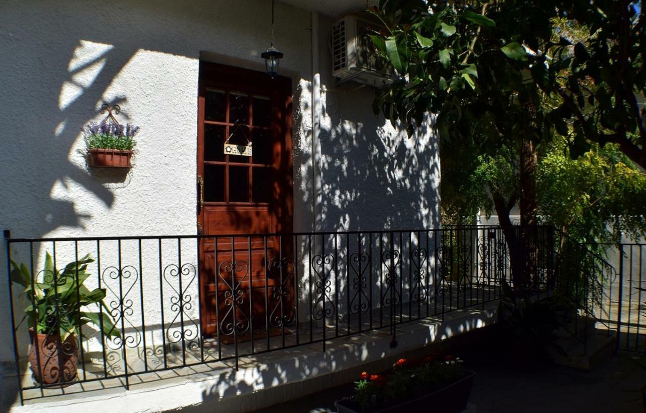 House Inside Garden Apartment Волос Екстериор снимка