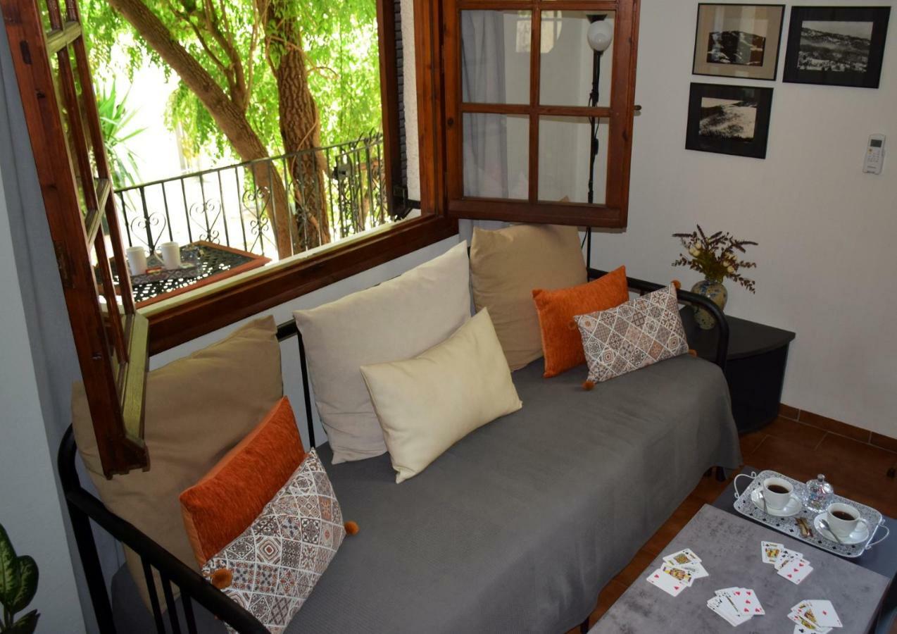 House Inside Garden Apartment Волос Екстериор снимка