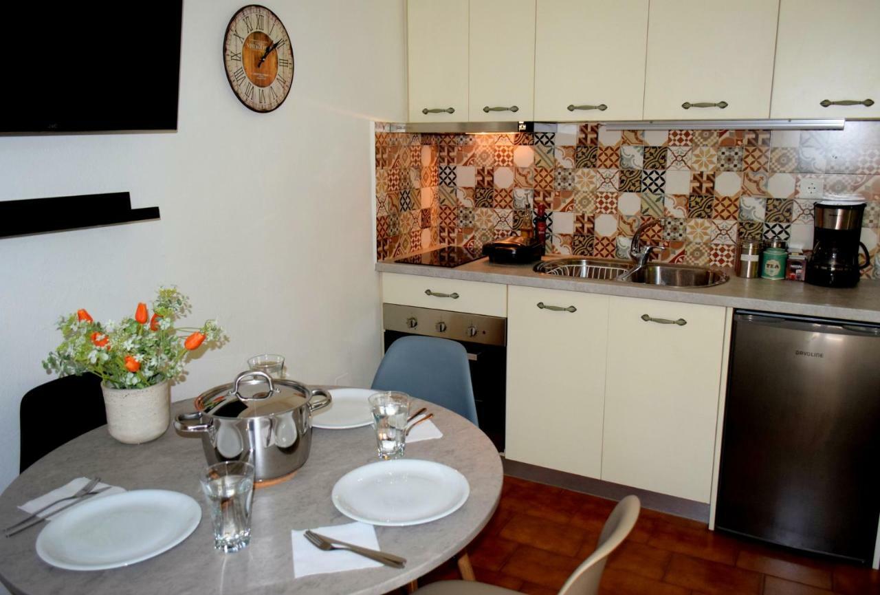 House Inside Garden Apartment Волос Екстериор снимка