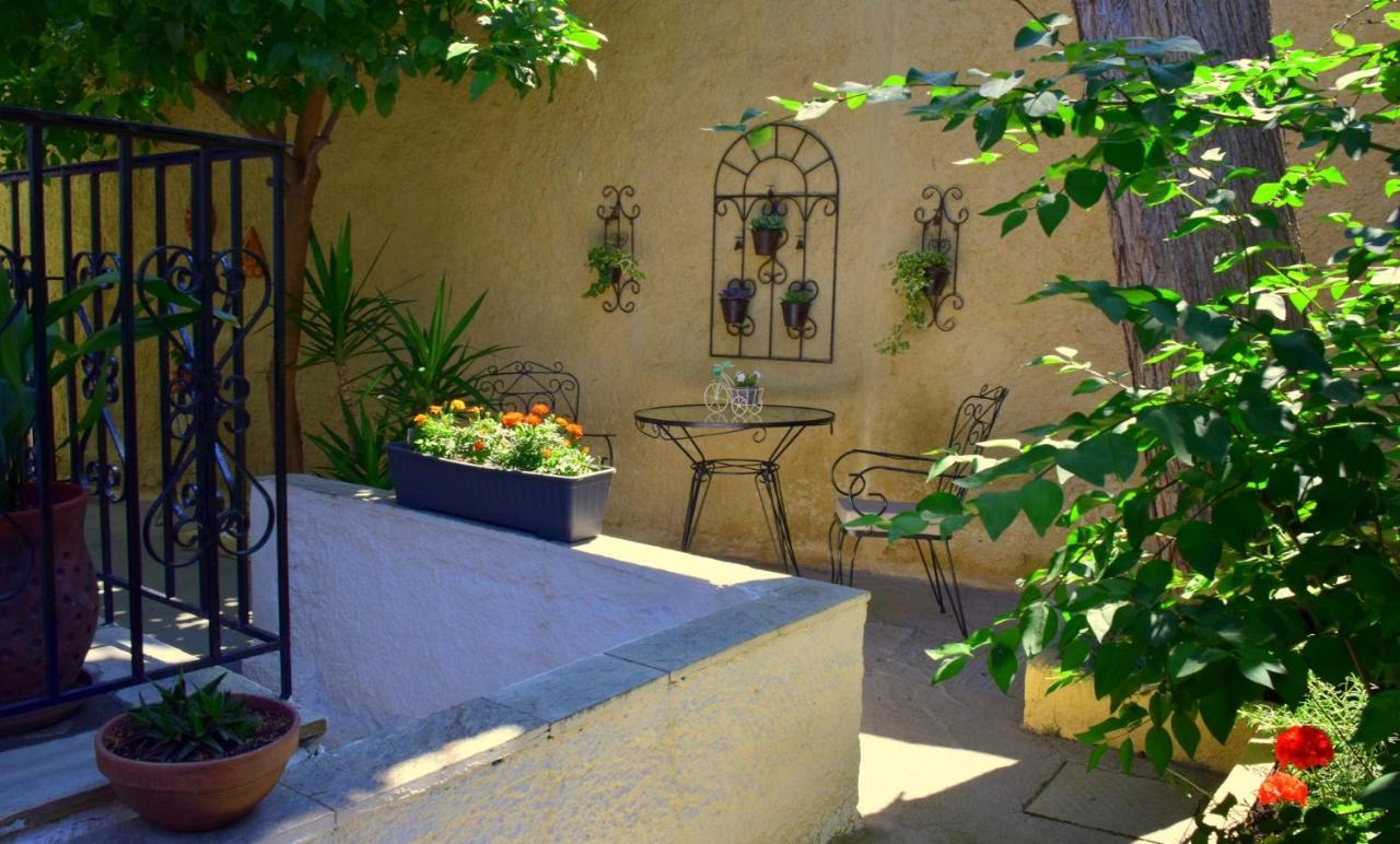 House Inside Garden Apartment Волос Екстериор снимка