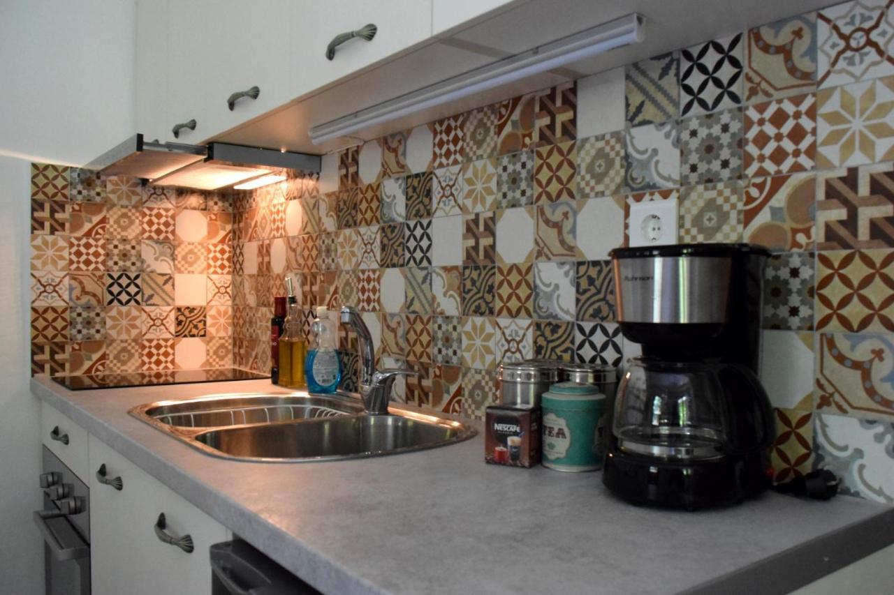 House Inside Garden Apartment Волос Екстериор снимка
