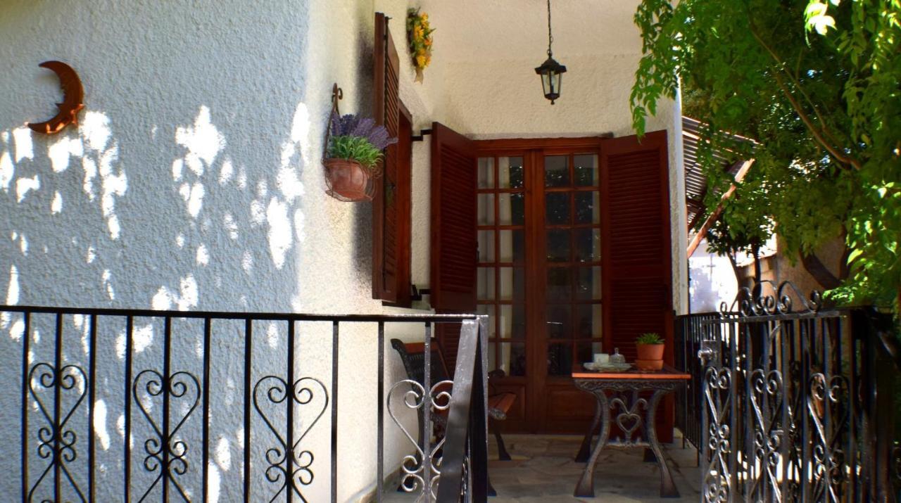 House Inside Garden Apartment Волос Екстериор снимка