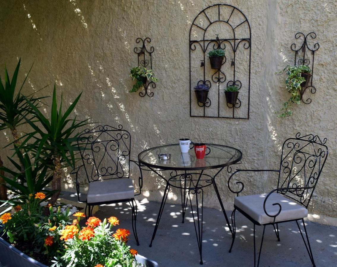House Inside Garden Apartment Волос Екстериор снимка