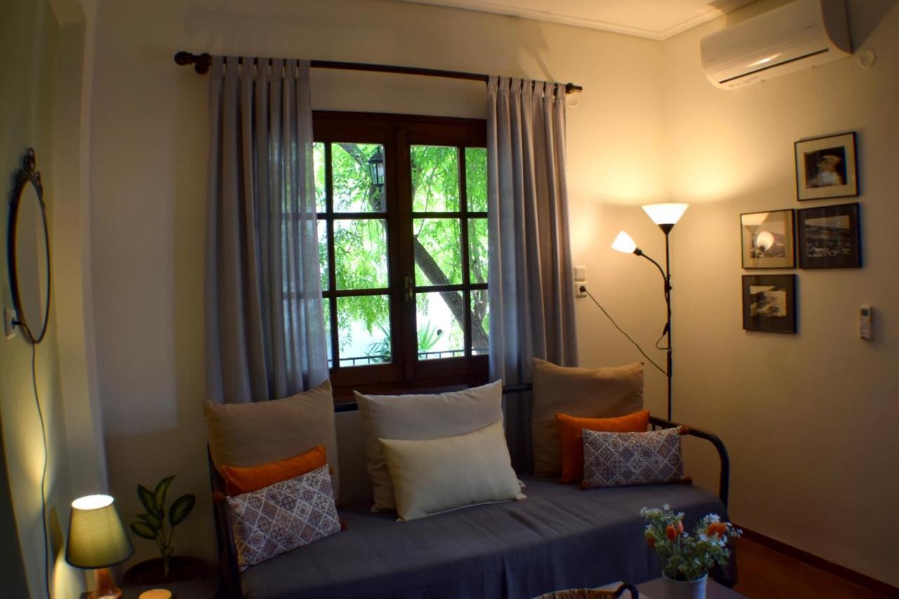 House Inside Garden Apartment Волос Екстериор снимка